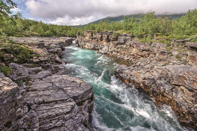 El río Abiskojokk atraviesa un cañón rocoso en el parque nacional de Abisko.