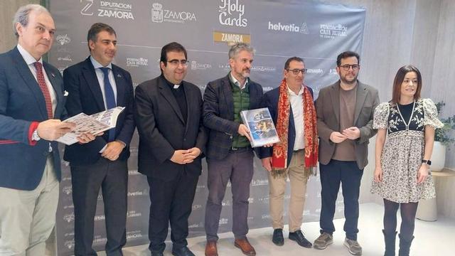 Miembros de la Junta Pro Semana Santa y entidades colaboradoras en la presentación de «Holy Cards». | L. G.