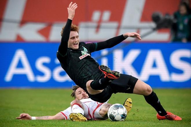 Adam Bodzek del Dusseldorf en acción contra Josh Sargent (top) durantel el partido de la Bundesliga entre el Fortuna Duesseldorf y el SV Werder Bremen en Dusseldorf, Alemania.