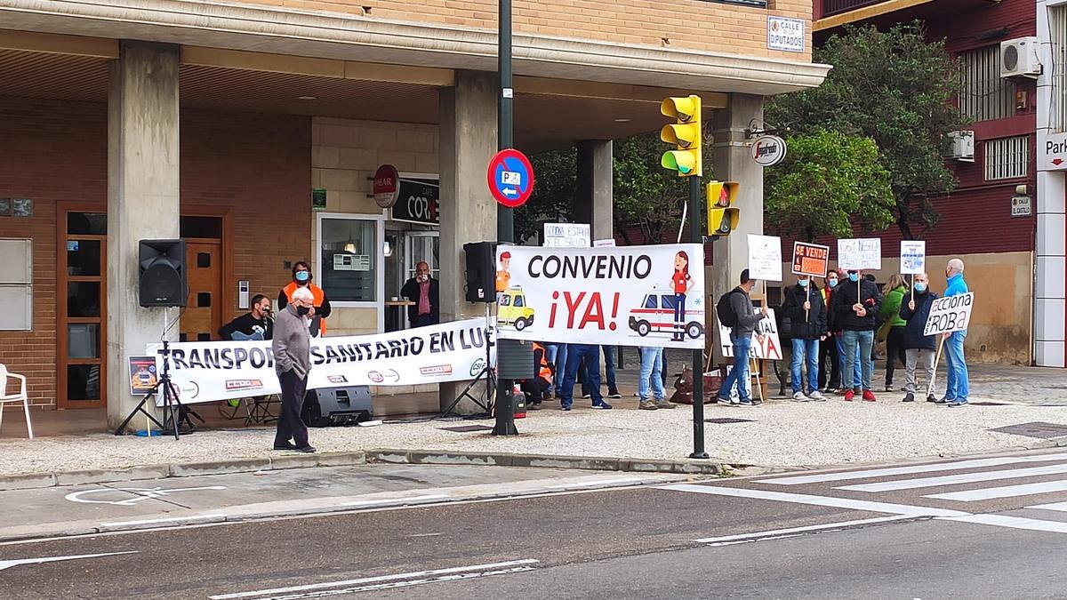 Concentración, esta mañana, a las puertas de la Aljafería, de los trabajadores del transporte sanitario urgente.