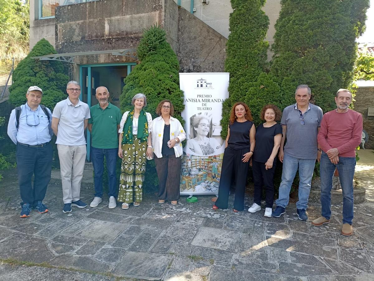 Raquel Castro, á dereita do cartel, posa con membros da Fundación Neira Vilas.