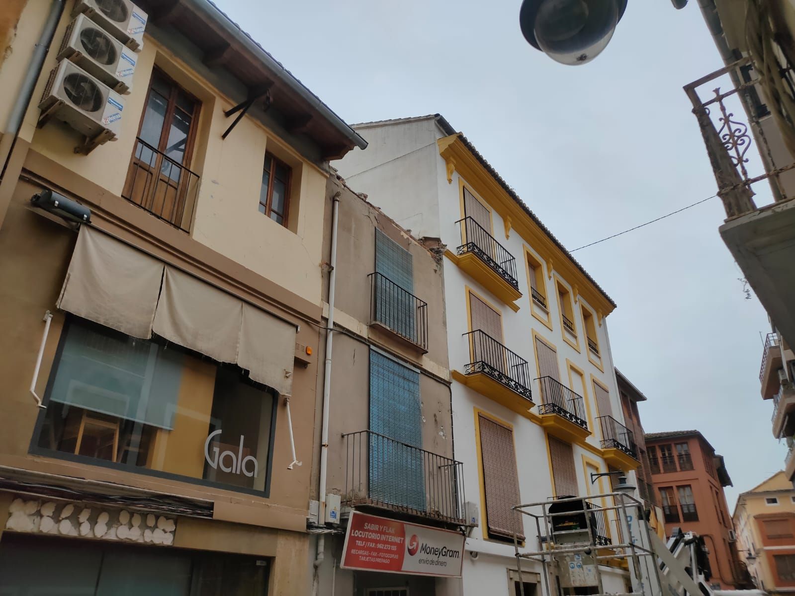 Revisan el estado del tejado de una casa abandonada en el casco antiguo de Xàtiva