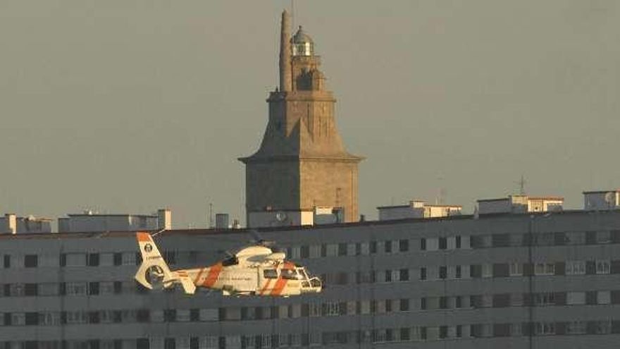 El 'Helimer' Dauphin NII durante un operativo en A Coruña. / fran martínez