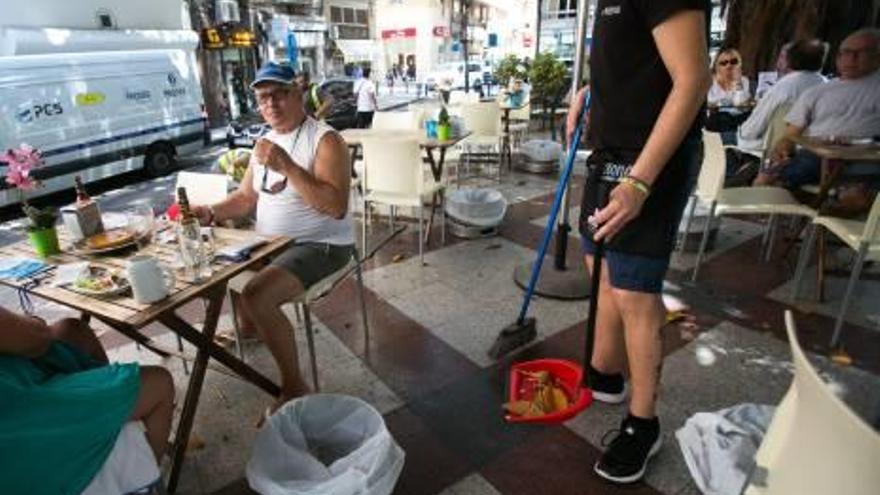 Más limpieza en  las playas y en 4 barrios ante las deficiencias en plena temporada turística