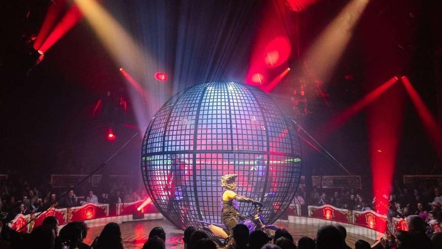 Ni Mad Max ni el universo Cyberpunk: llega a Murcia este mes un circo con robots, motos en la oscuridad y un rinoceronte animatrónico