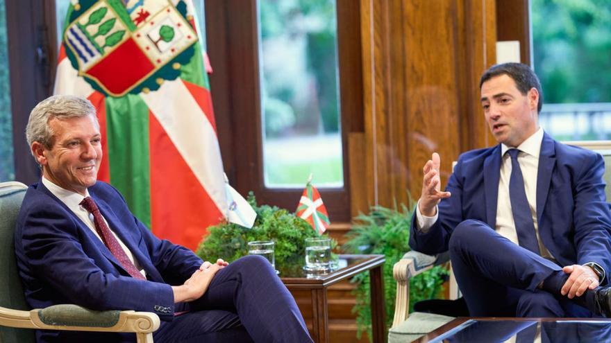 Rueda, a la izquierda, con Imanol Pradales. | L. O.