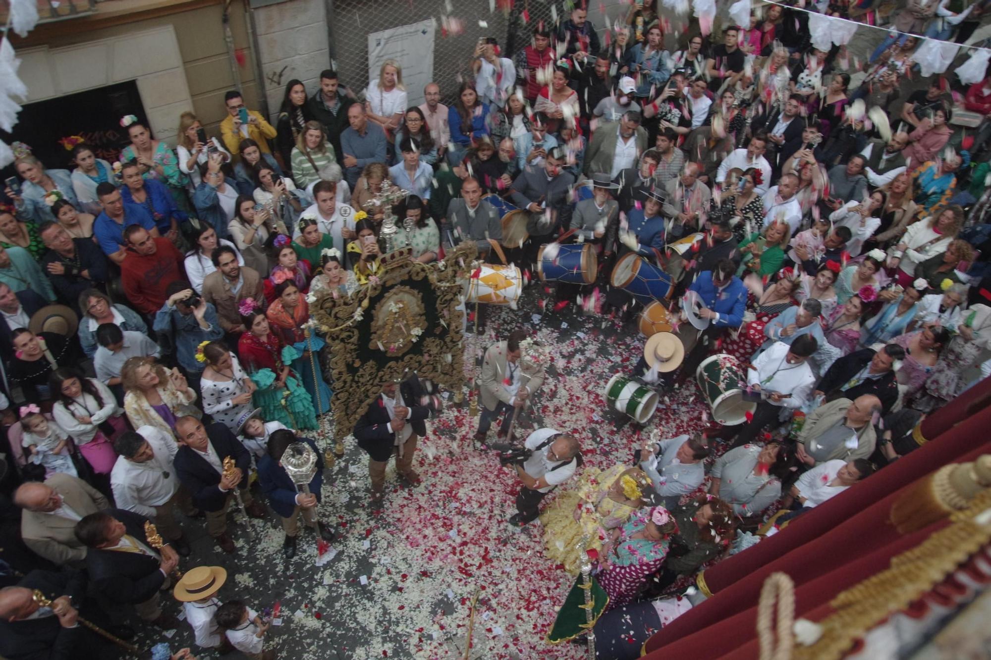 La lluvia condiciona la procesión de salida de la Hermandad del Rocío de La Caleta