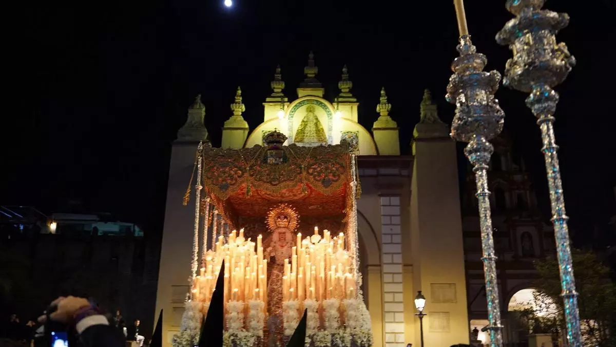 Vídeo | Así ha sido la emocionante salida de la Esperanza Macarena de su basílica