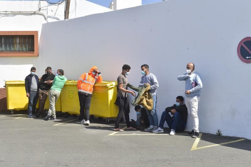 Inmigrantes a las puertas del campamento Canarias 50