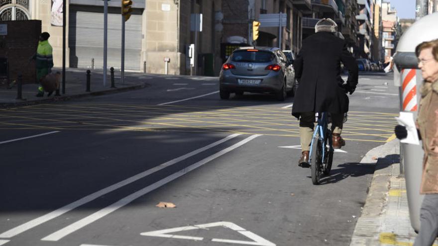 Un ciclista circulant pel carril bici del carrer Guimerà