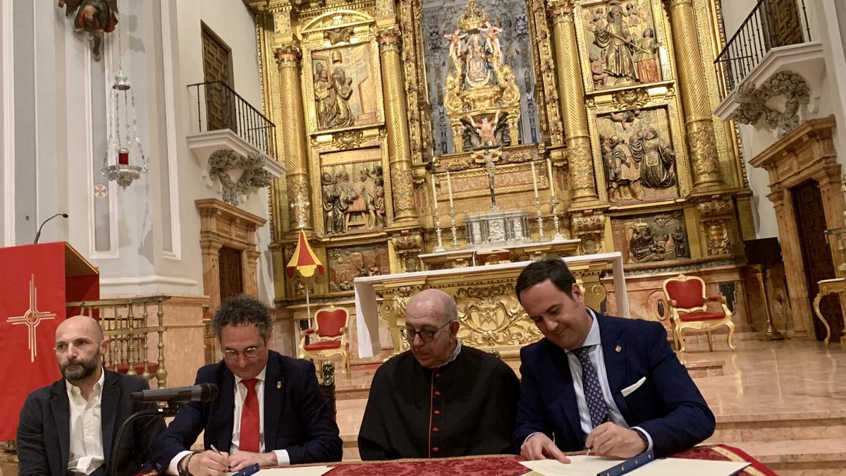 Firma del acuerdo de cesión a cargo del concejal del Centro, Francisco Cantos, y el hermano mayor de la Humildad, Francisco Cidfuentes.
