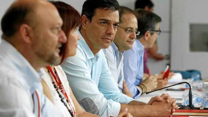 Vista de la primera filera dels membres del comitè federal del PSOE, amb Sánchez al mig, reunits ahir
