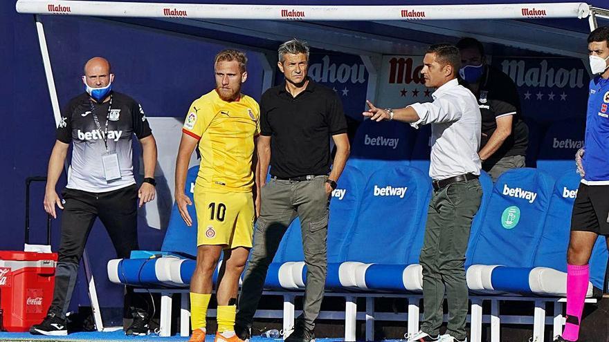 Francisco donant indicacions a Samu Sáiz i Pep Lluís Martí de fons.