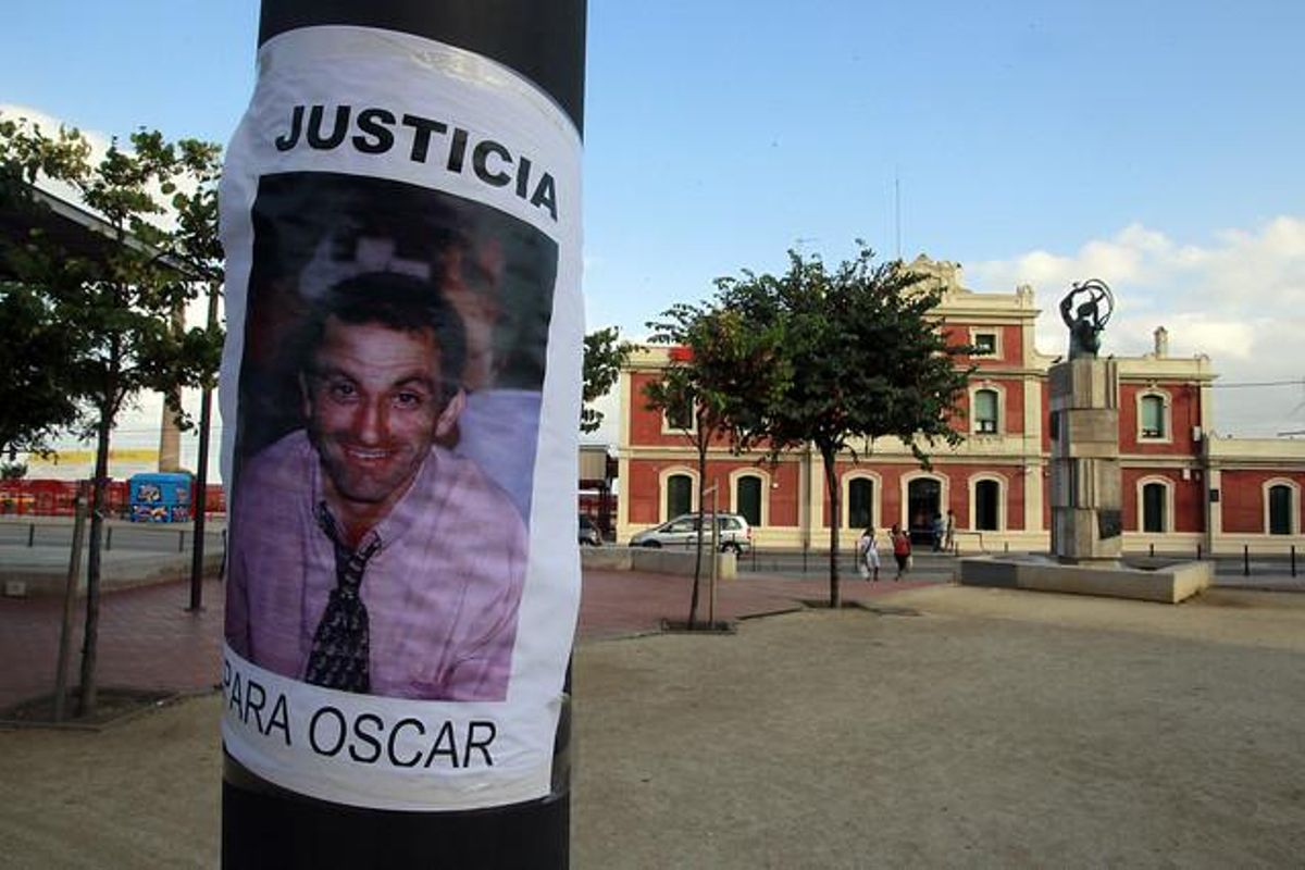 Cartells d’Óscar Sánchez a la plaça de les Mallorquines de Montgat.
