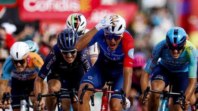 El francès Tronchon, al centre, s’emporta la victòria en l’ajustat esprint de l’etapa d’ahir de la Vuelta.  | JAVIER LIZÓN / EFE
