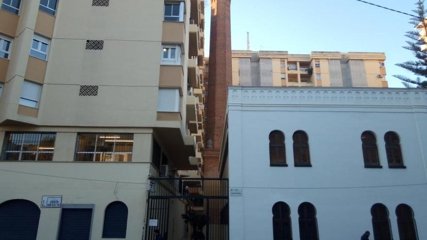 La chimenea de La Malagueta, en calle Maestranza, junto al bloque de Maestranza, 8.