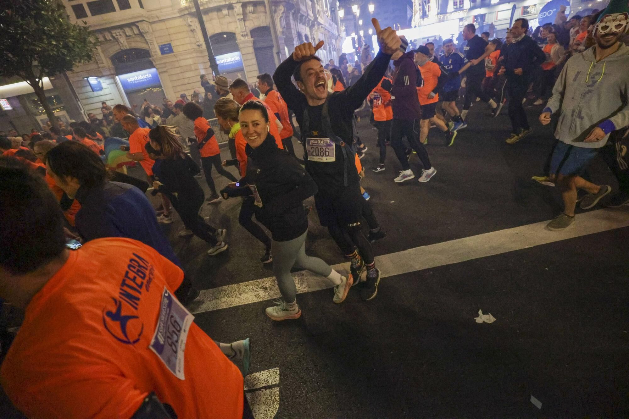 EN IMÁGENES: Alejandro Onís y Mariam Benkert saltan del segundo al primer puesto en la San Silvestre de Oviedo
