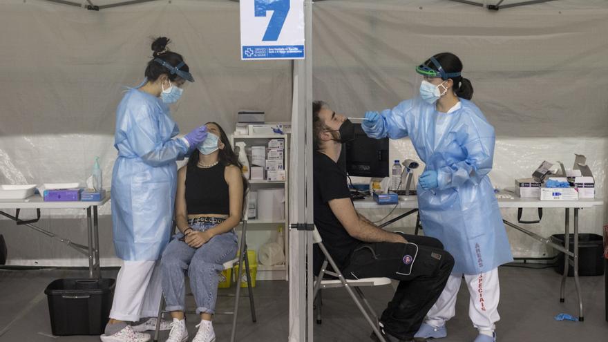 La explosión de contagios sobrecarga los centros de salud - Faro de Vigo - Vimarsana News
