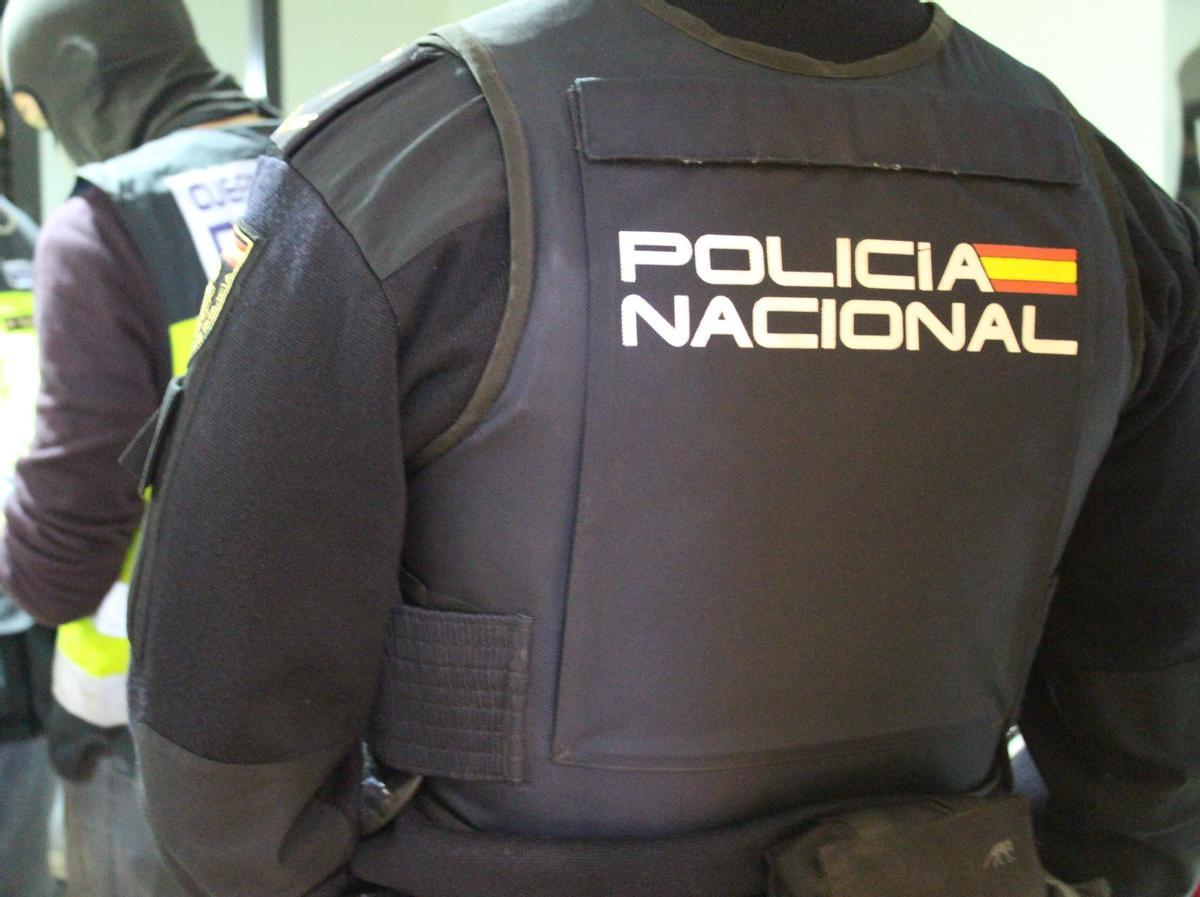 Imagen de archivo de un policía nacional de espaldas.