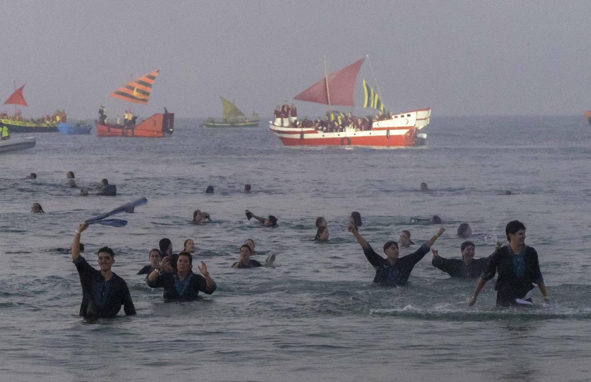 El Desembarco llena de épica la costa de La Vila