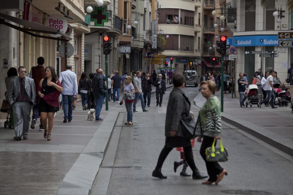 Varios peatones pasean por la calle Corredora