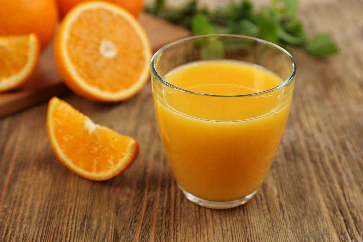Beber zumo de naranja ayuda a reducir la resaca.