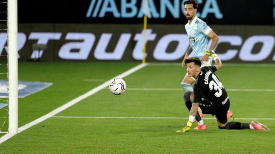 Brais Méndez supera con un sutil toque a Dani Cárdenas, en el primer gol del Celta. | EFE/SALVADOR SAS