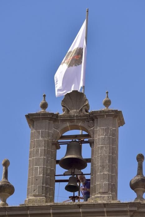 Subida de la bandera de las fiestas del Pino