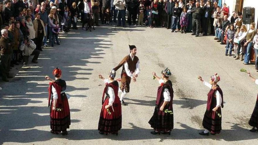 Entama&#039;l procesu pa declarar Bien d&#039;Interés Cultural la danza asturiana