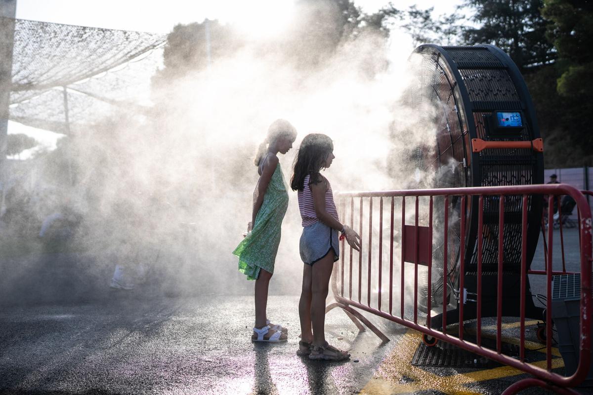 Montmeló (Barcelona). El público combate las altas temperaturas con ventiladores de agua durante la celebración del festival GRAVITEO en el Circuit de Barcelona-Catalunya. 16 de julio de 2026. Deportes. AUTOR: ZOWY VOETEN