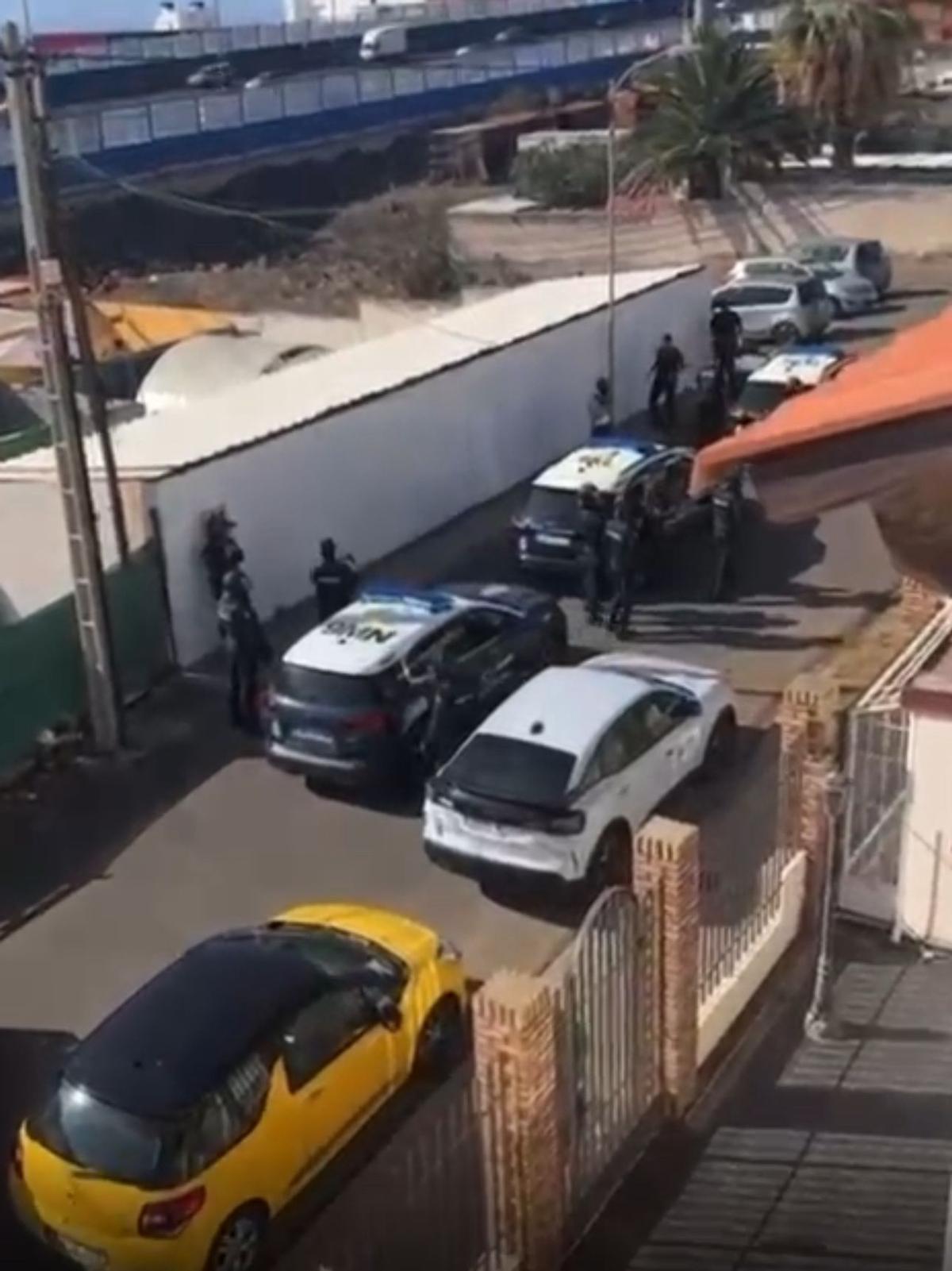 Operativo policial en una de las viviendas donde se produjo el secuestro y las agresiones por parte de la banda de Añaza.