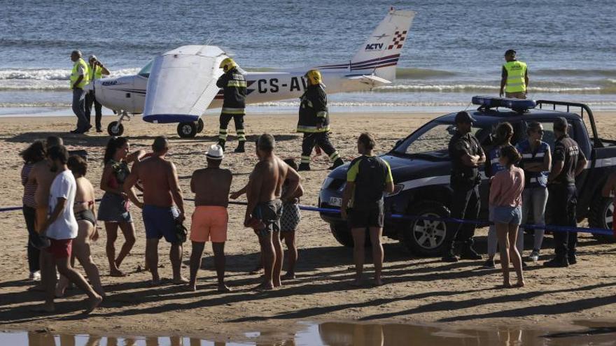 Dos banyistes moren atropellats per una avioneta en una platja portuguesa