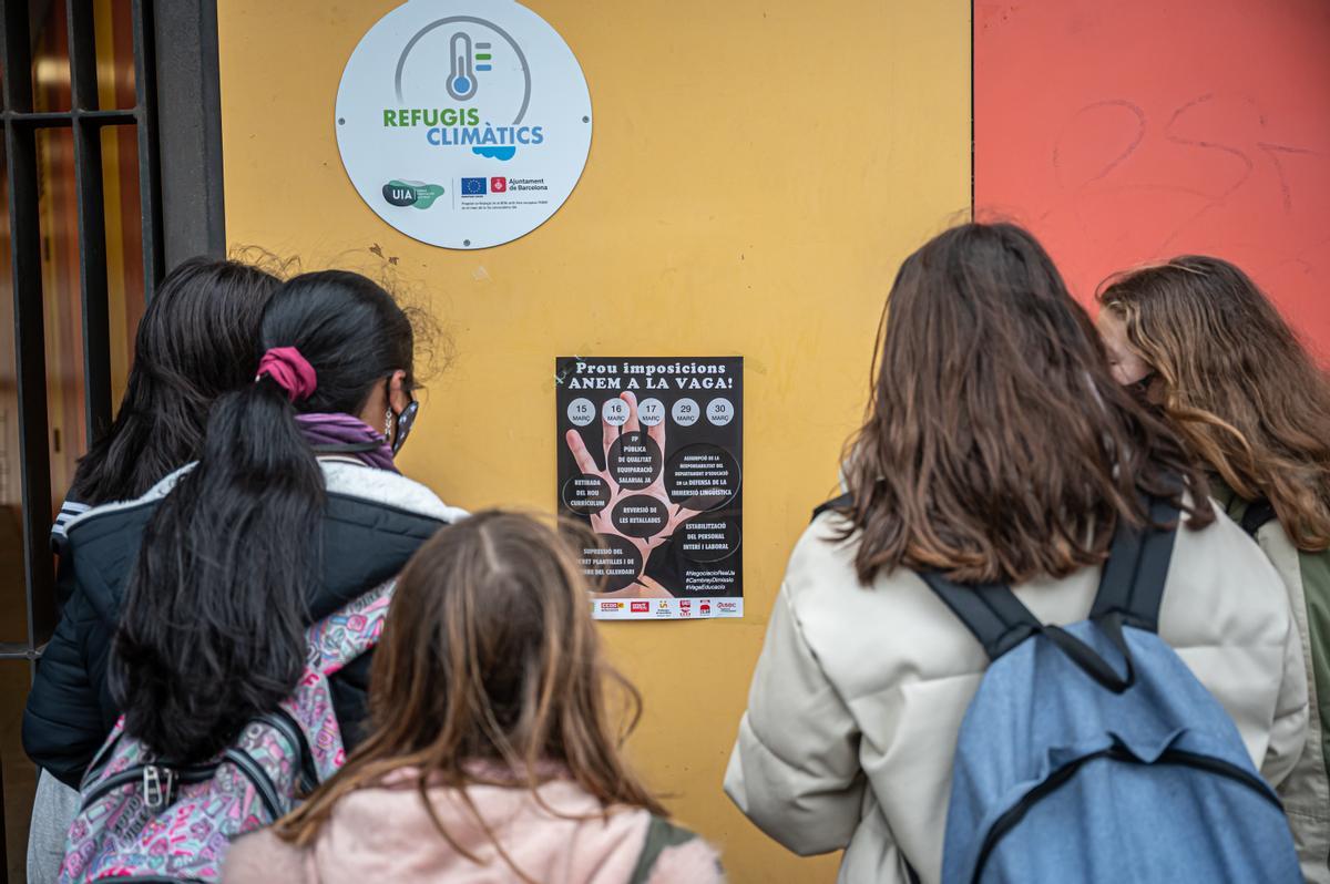 Unas niñas en la entrada de un colegio de Barcelona.