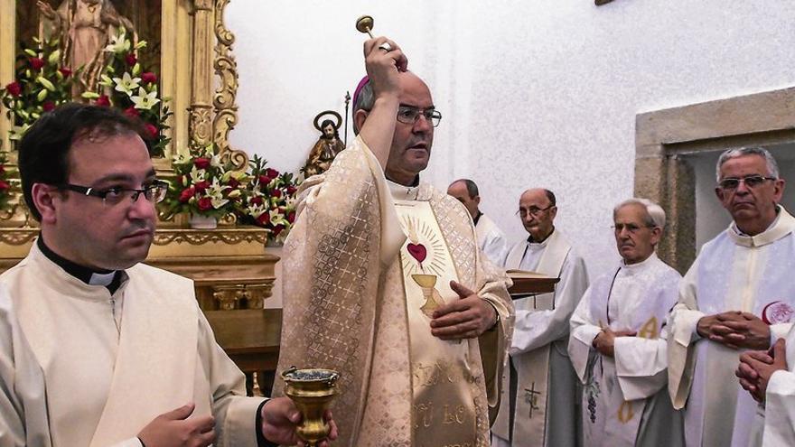 Consagran el altar del oratorio de San Pedro para oficiar eucaristías