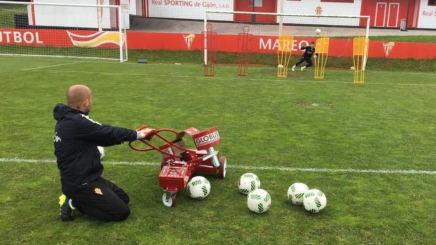 Jorge Sariego maneja la máquina lanzabalones con Javi Benítez bajo palos.