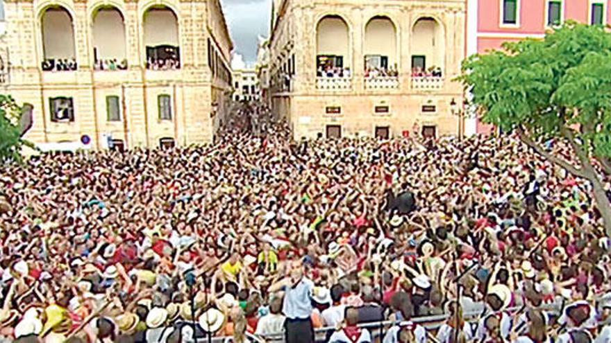 Multitudinaria salida de los caballos en Ciutadella, tras el ´primer toc´.