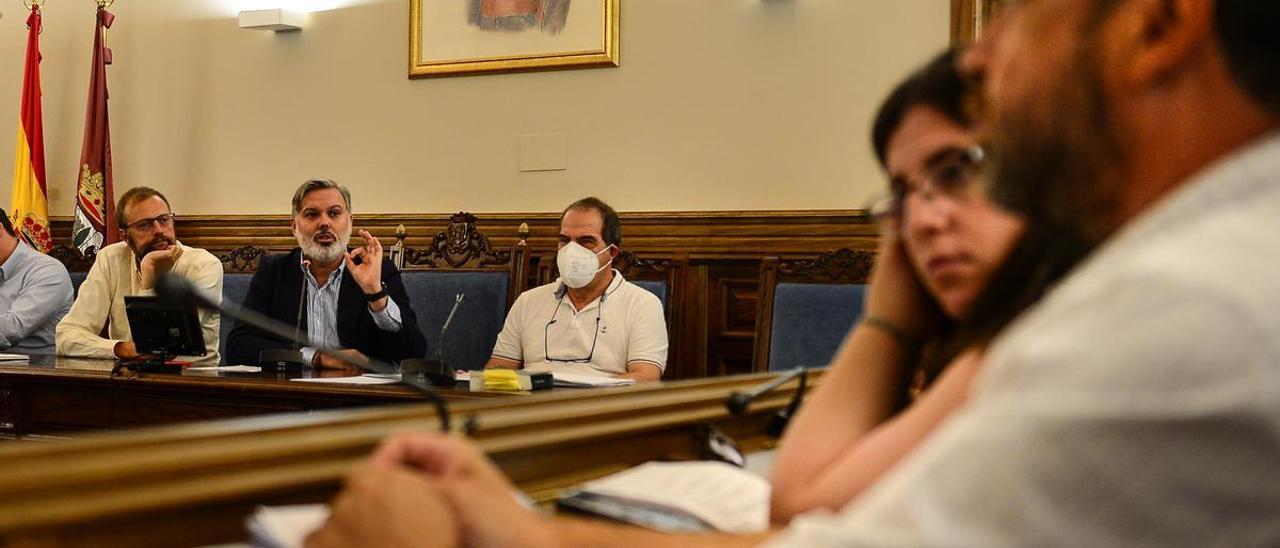 El alcalde en pleno, donde ha hablado del viaje con un coche policial a Portugal.