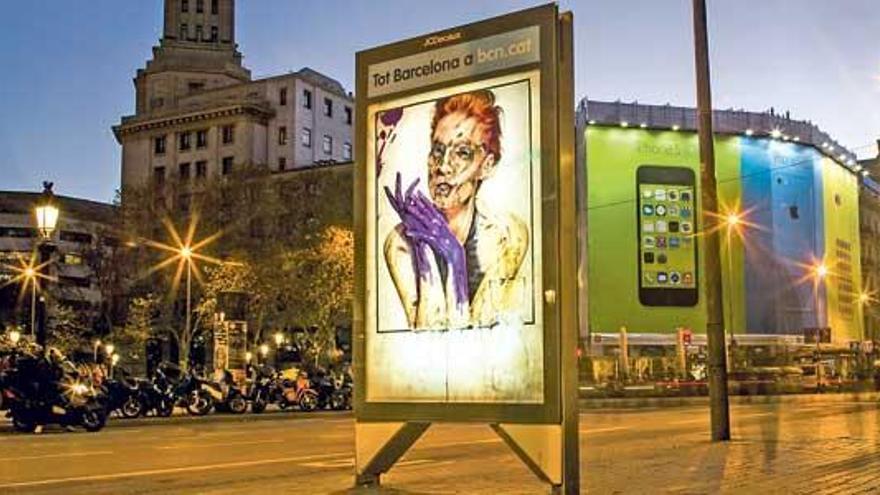 Intervención del artista callejero Vermibus en Barcelona.
