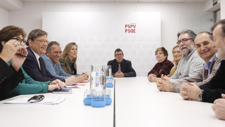 Puig, con representantes del PSPV en materia de Educación.