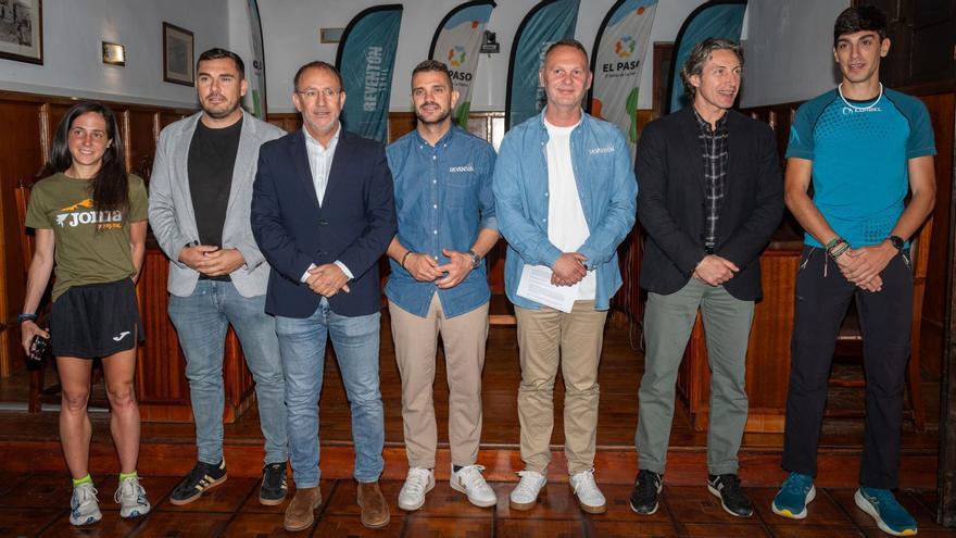 Organizadores, corredores y autoridades, tras la presentación de ayer.