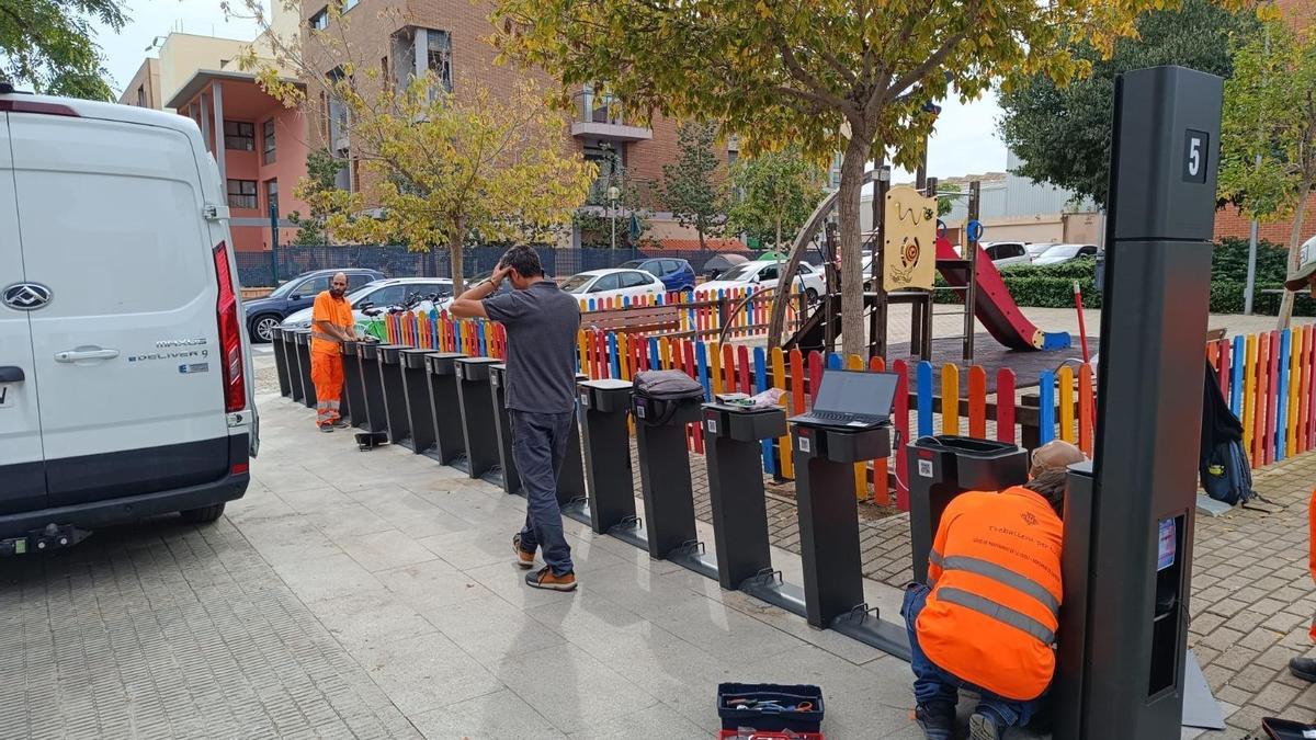 Los operarios ya han cambiado el 40% de las bases del Bicicas.