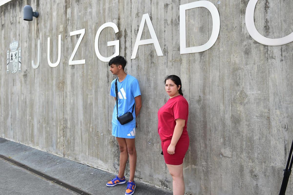 Los padres de la niña fallecida en el tiroteo de Plasencia, en el juzgado.