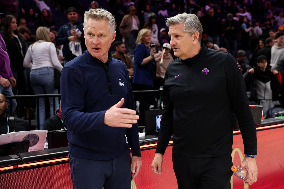 Steve Kerr a la izquierda y Chris Finch, entrenador de Minnesota, a la derecha.