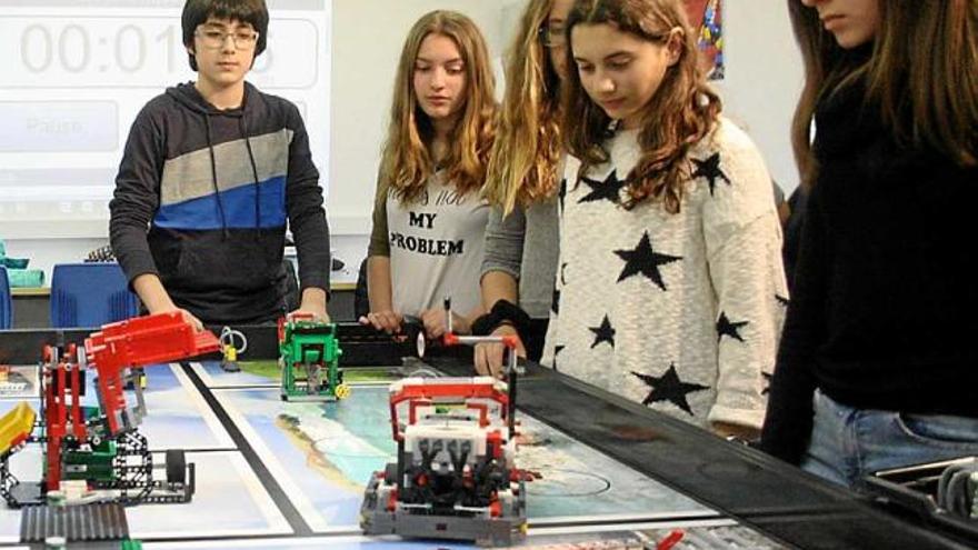 Alumnes del centre educatiu provant el robot