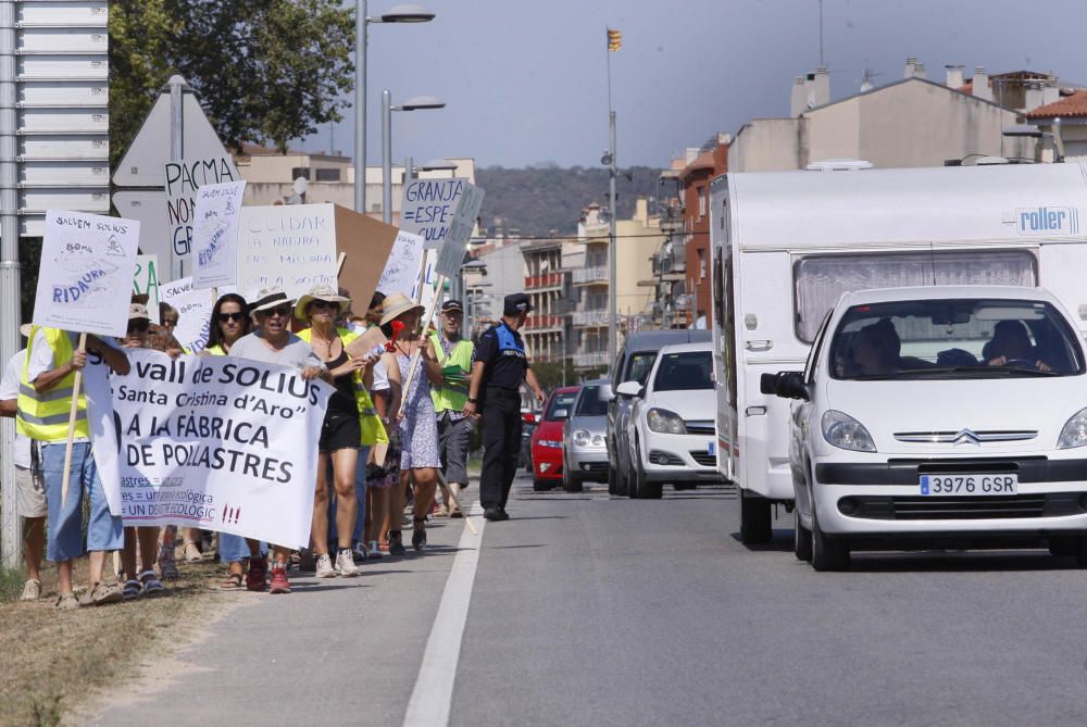 Mobilització contra la granja de pollastres a Solius