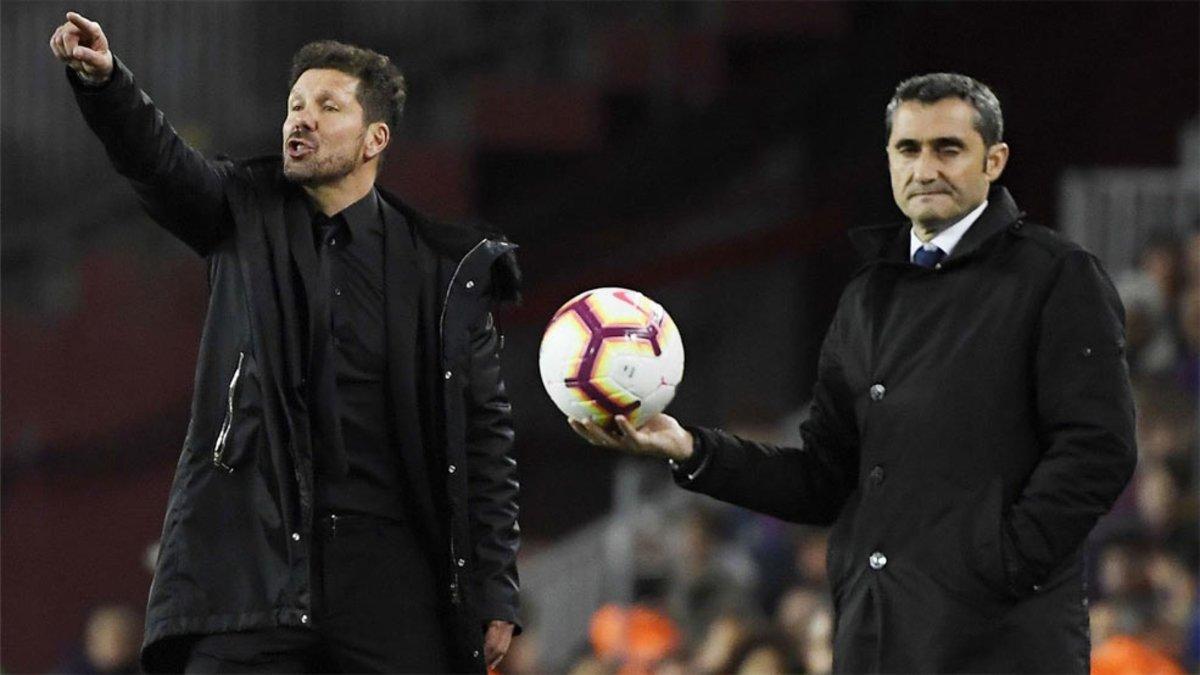 Simeone y Valverde en el duelo del Camp Nou de la pasada temporada