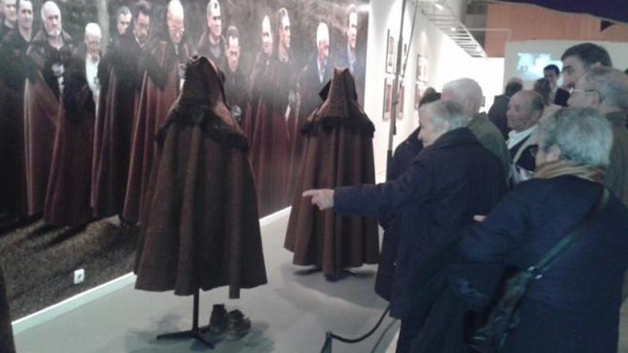 Vecinos de Bercianos de Aliste contemplan las capas pardas expuestas en Valladolid.