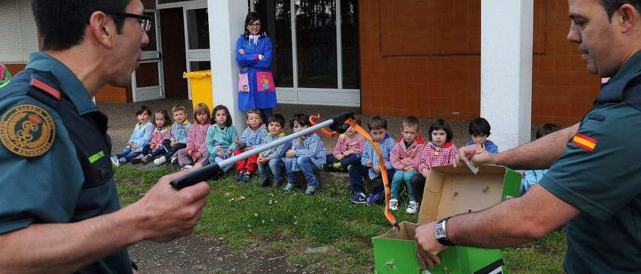 Agentes del Seprona durante una charla sobre animales exóticos en un colegio. // Javier Lalín