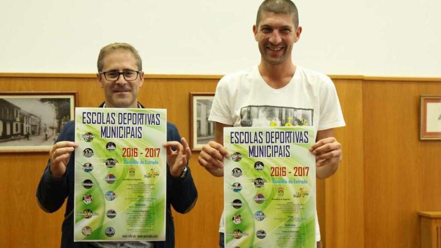 El edil de Deportes y el técnico David Carballo posan con el cartel de las escuelas. // Bernabé/Wendy Carolina