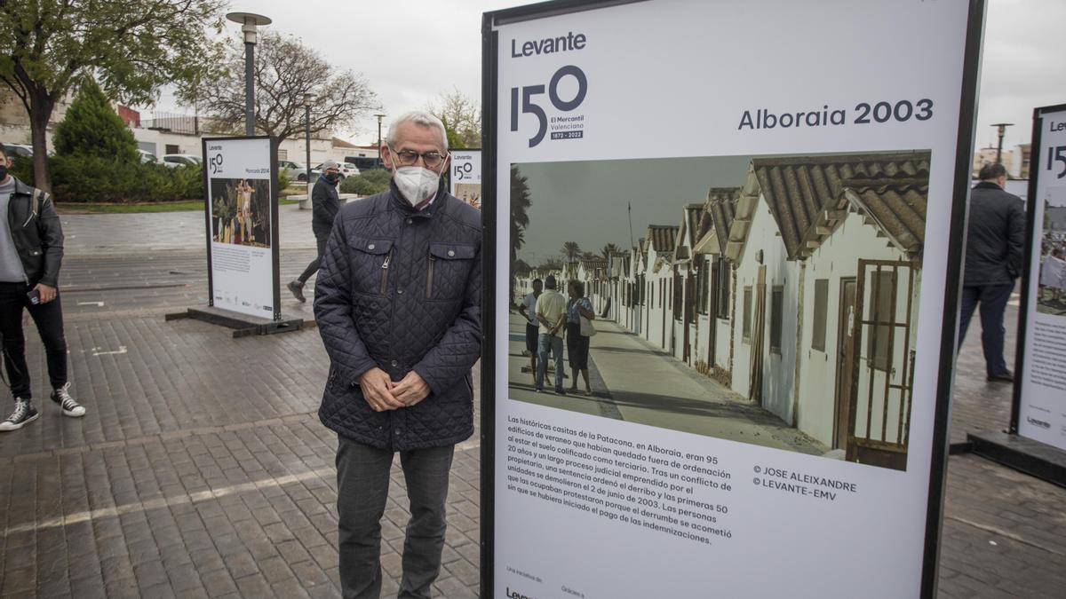 El alcalde de Alboraia, Miguel Chavarría, con las casitas de la Patacona